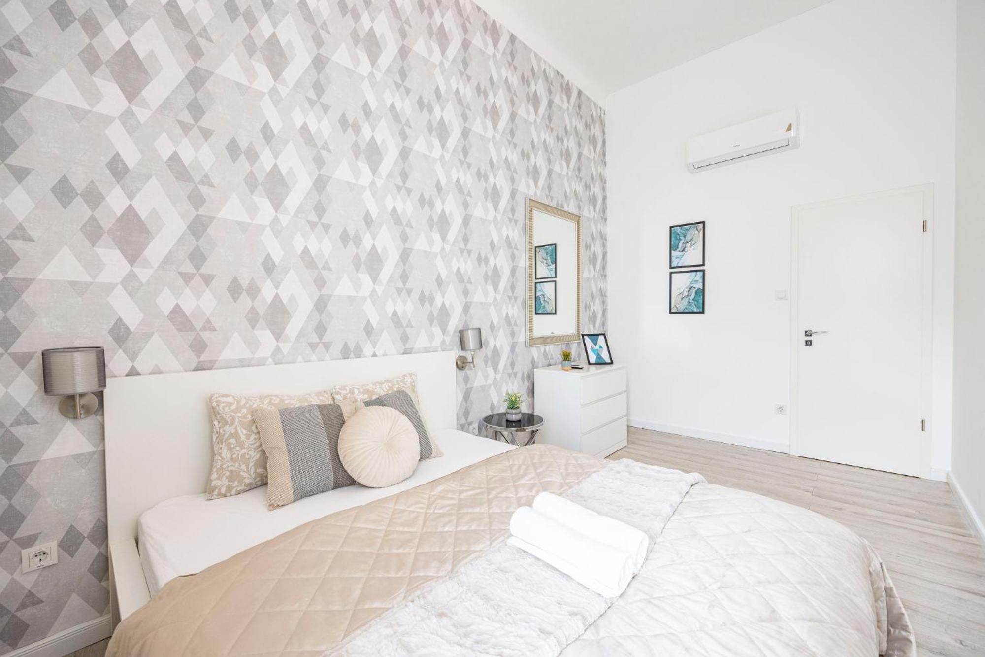 Deluxe Grand W/ 5 Bedrms Apartment Budapest