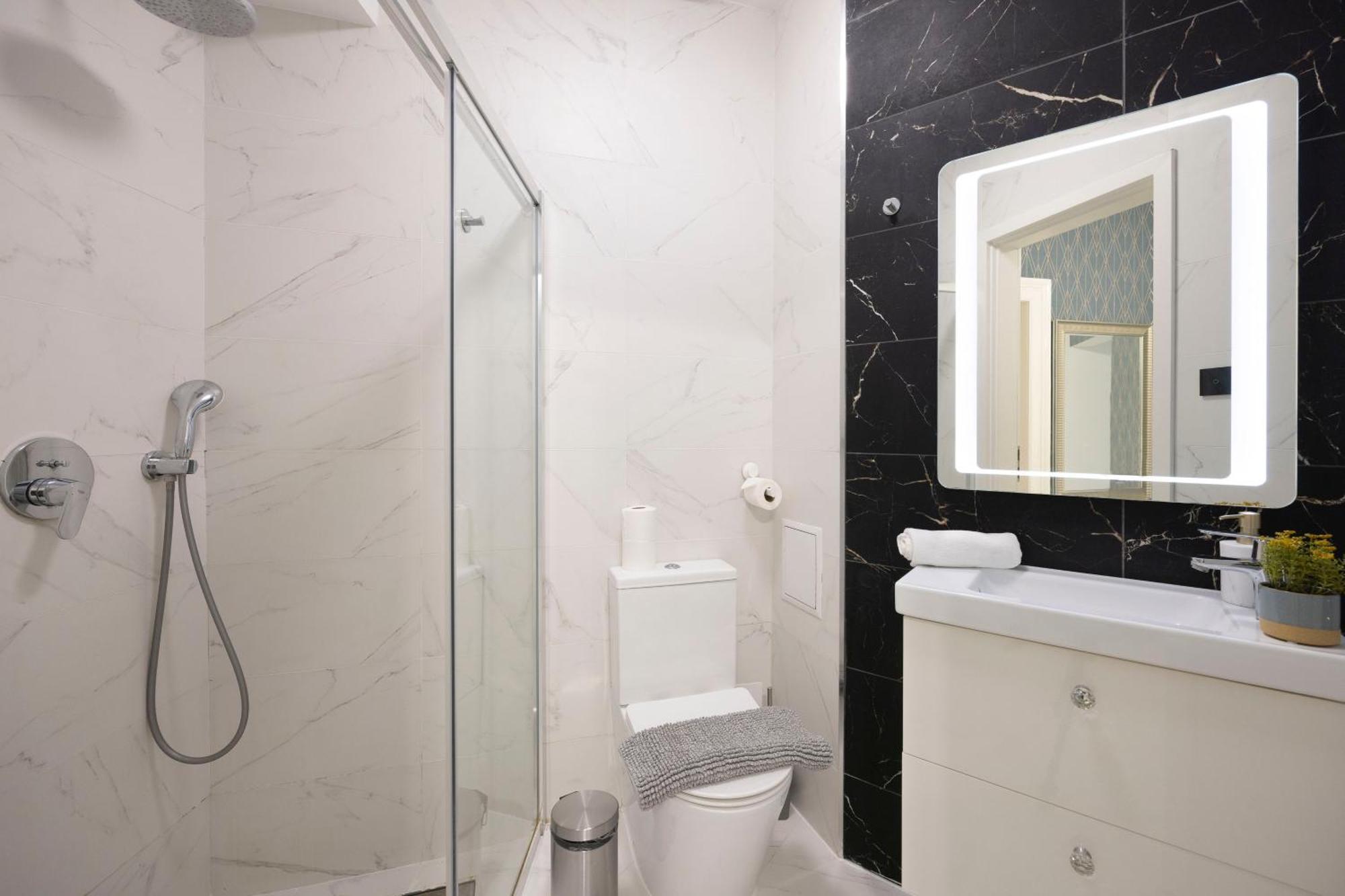Deluxe Grand W/ 5 Bedrms Apartment