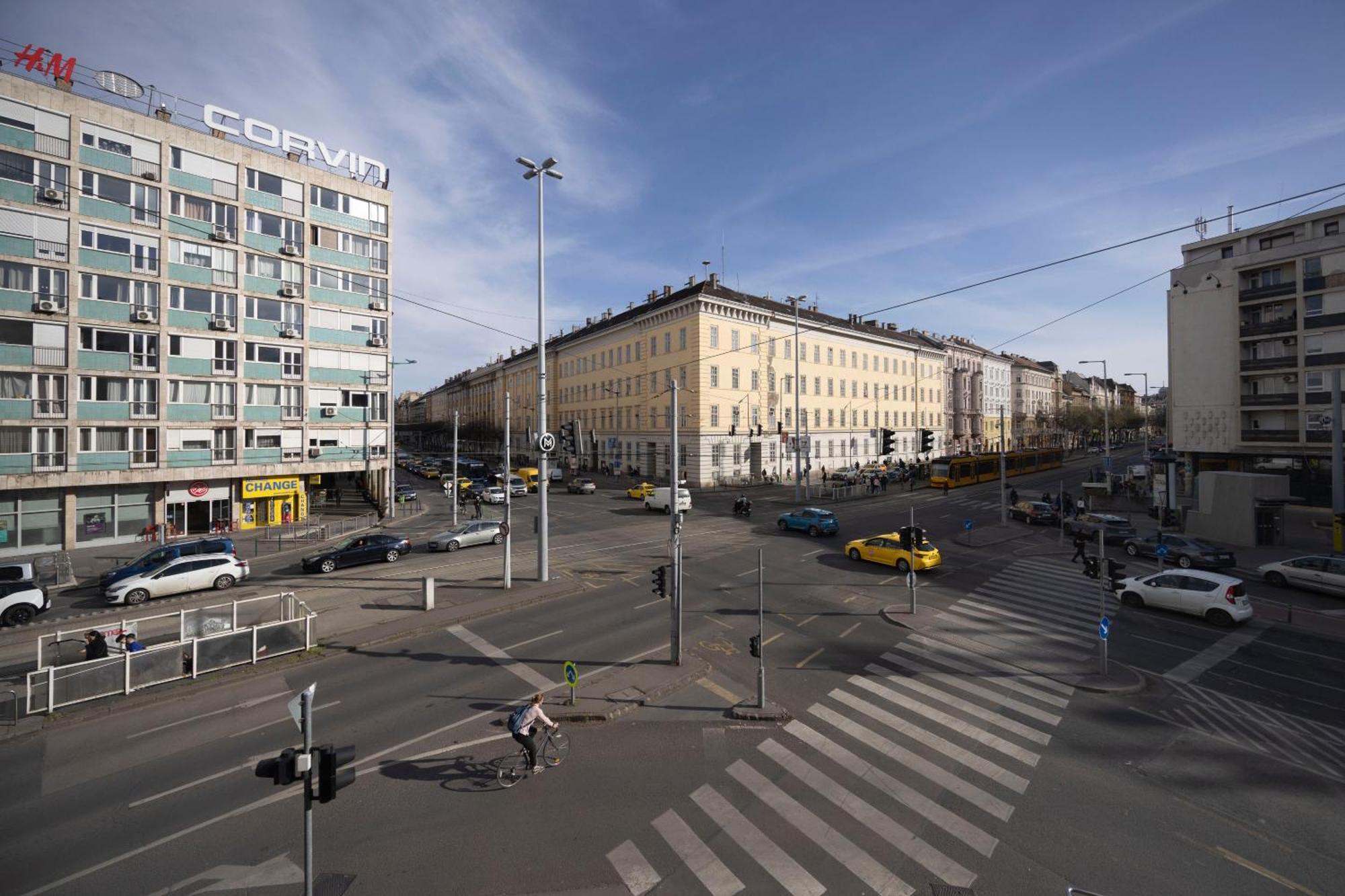 Deluxe Grand W/ 5 Bedrms Apartment Budapest